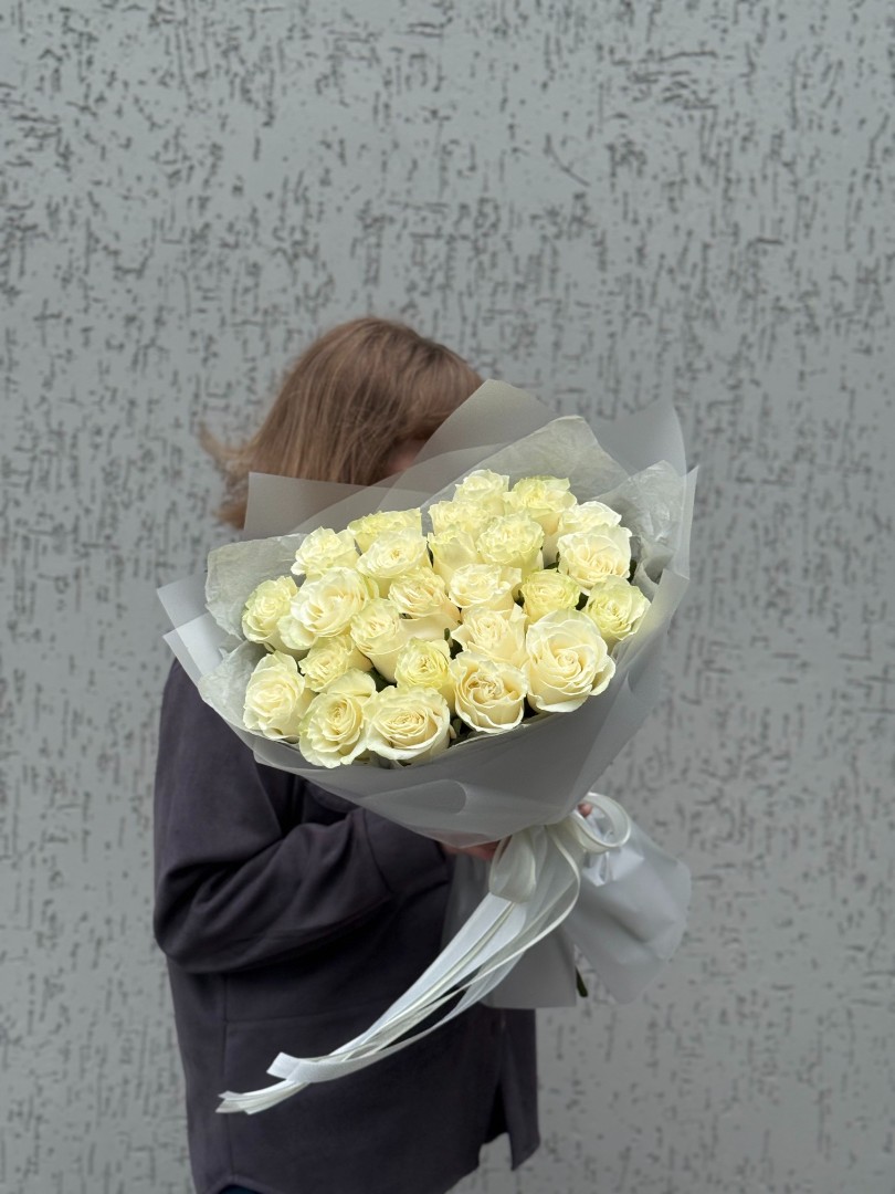 25 белых роз в упаковке от интернет-магазина цветов в 