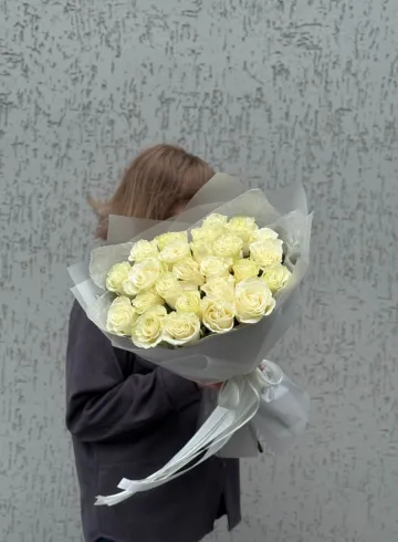 25 белых роз в упаковке от интернет-магазина цветов в 