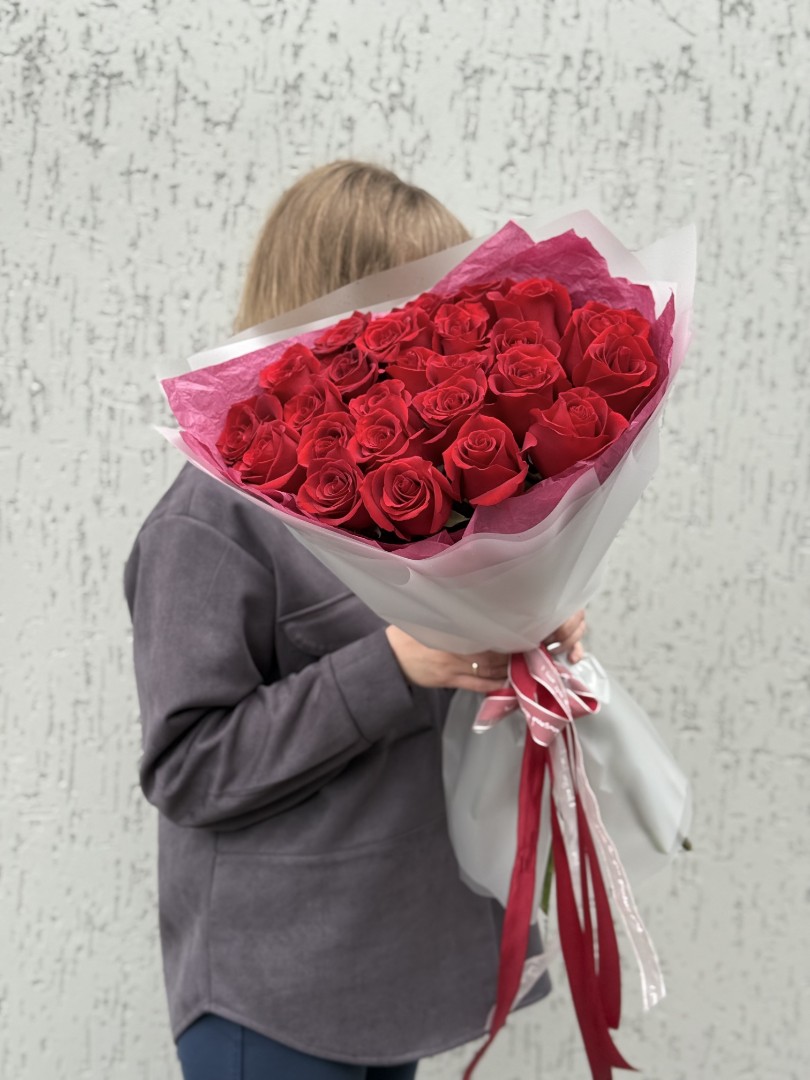 25 красных роз в упаковке от интернет-магазина цветов в 
