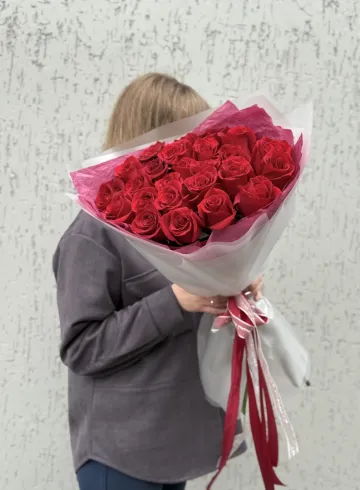 25 красных роз в упаковке от интернет-магазина цветов в 