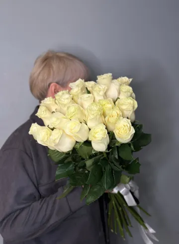 25 белых роз от интернет-магазина цветов в 