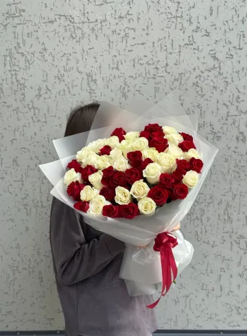 51 красно-белая роза в упаковке от интернет-магазина цветов в 