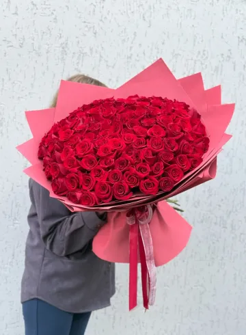 101 красная роза в упаковке от интернет-магазина цветов в 