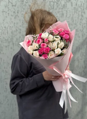 Кустовые розы в упаковке от интернет-магазина цветов в 