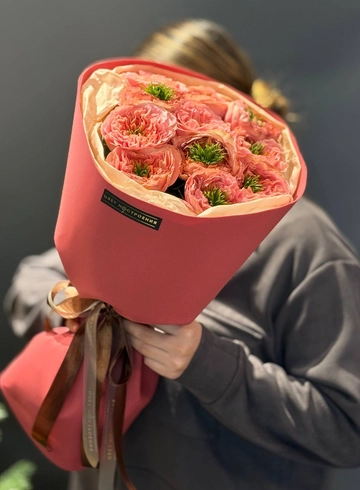 11 пионовидных роз Мандарин экспрешен в упаковке  от интернет-магазина цветов в 