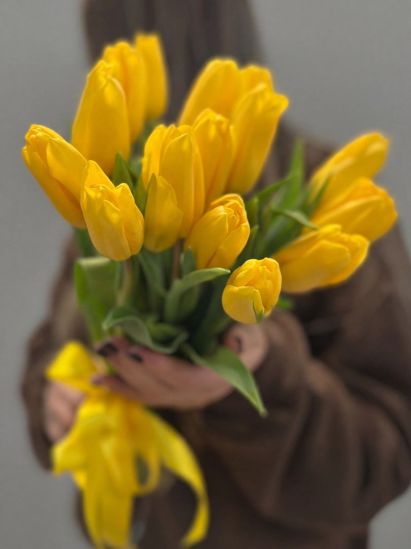 Букет из 15 жёлтых тюльпанов от интернет-магазина цветов в 