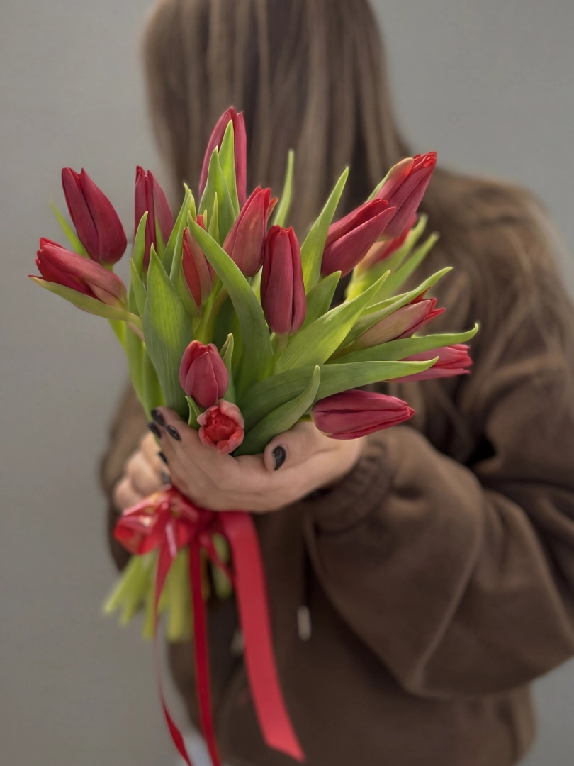 Букет из 15 красных тюльпанов от интернет-магазина цветов в 