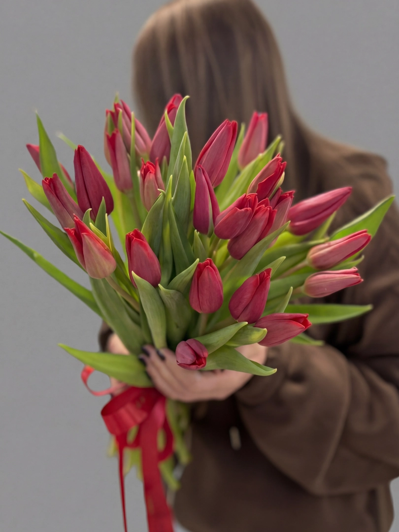 25 красных тюльпанов с лентой от интернет-магазина цветов в 