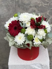 Цветы в красной шляпной коробке с гермини